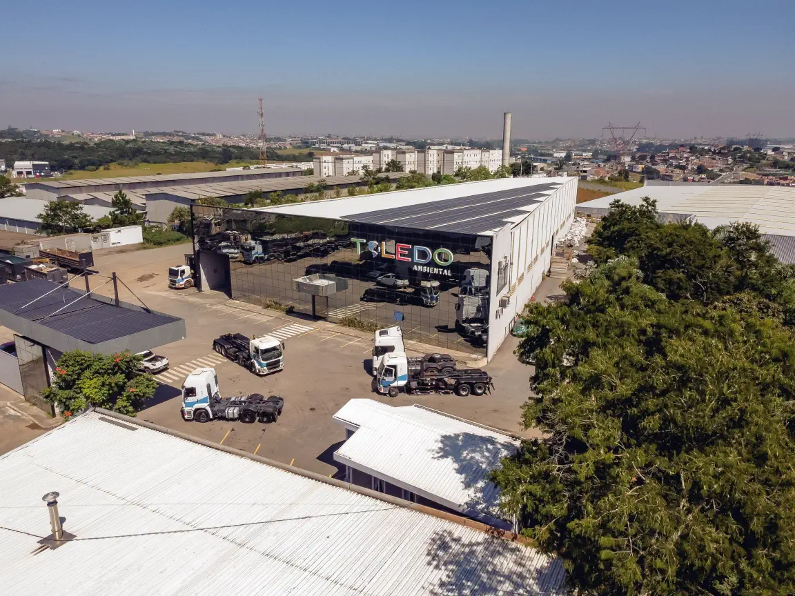 Vista aérea da sede da Toledo Ambiental com painéis solares e frota