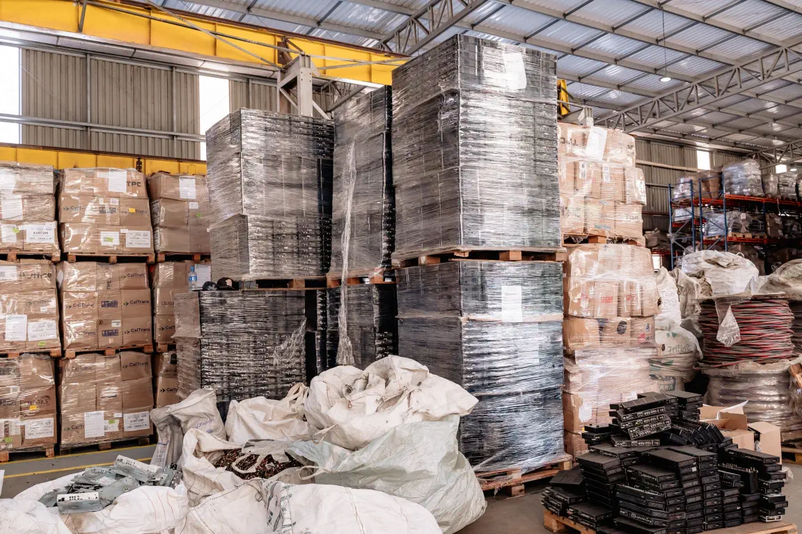 Materiais prensados e paletizados para reciclagem no galpão da Toledo Ambiental