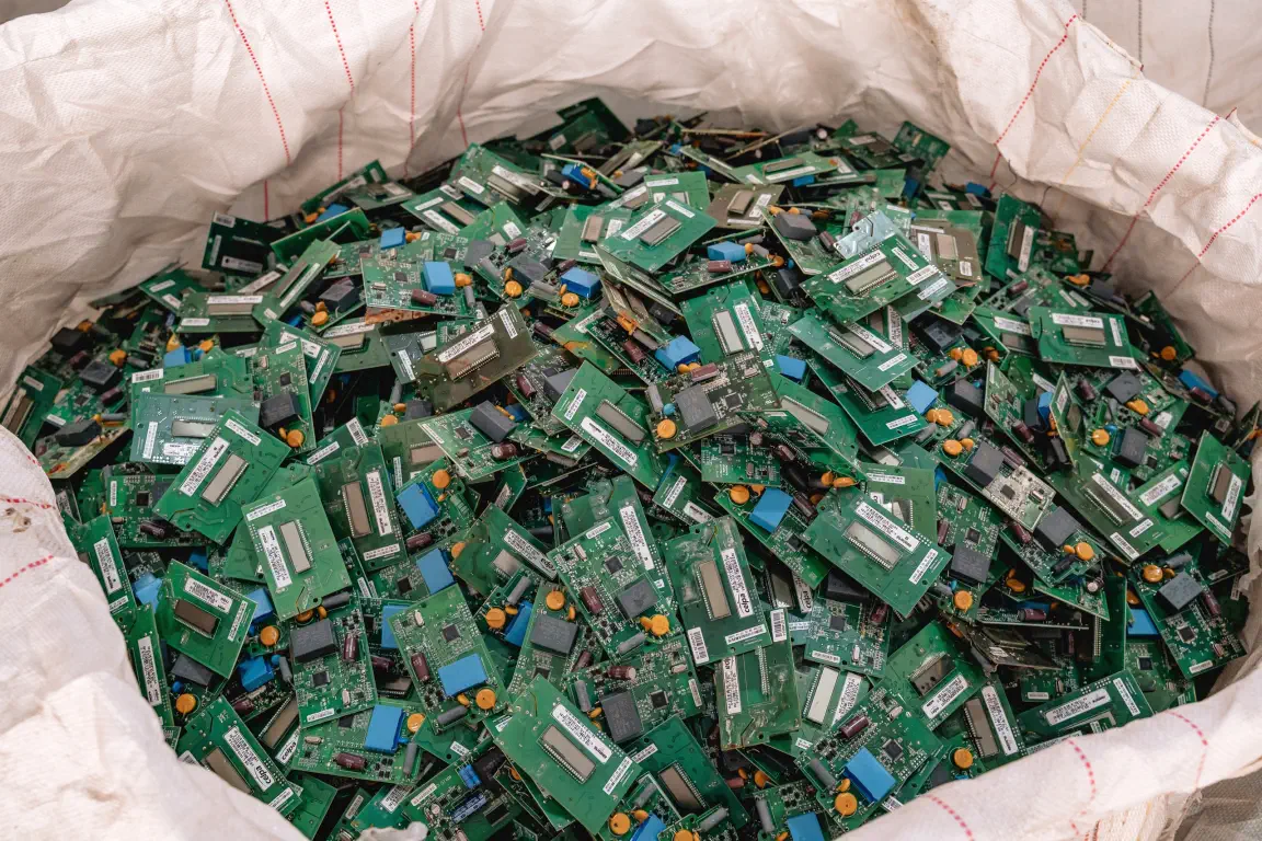 Placas eletrônicas recuperadas para reinserção na cadeia produtiva