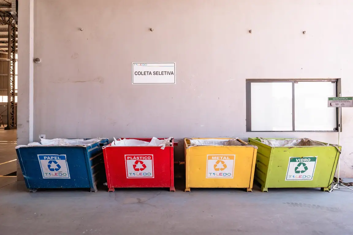 Caçambas de coleta seletiva da Toledo Ambiental para papel, plástico, metal e vidro
