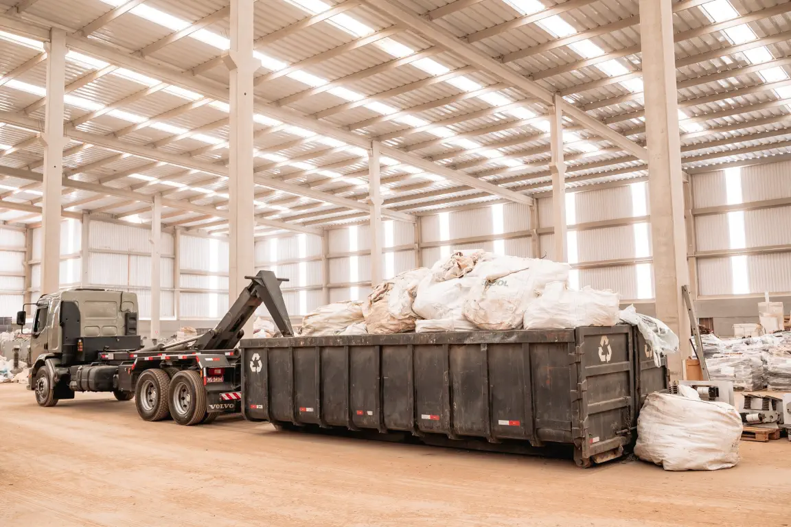 Caminhão roll-on da Toledo Ambiental com caçamba de materiais recicláveis